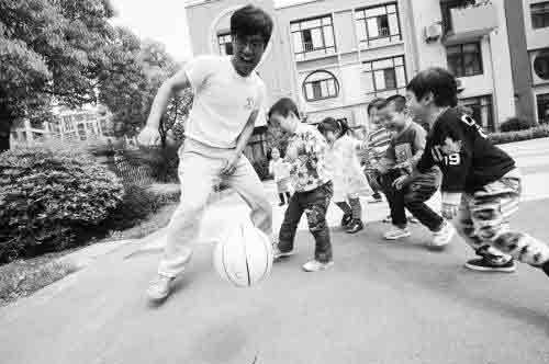 2012年5月3日，合肥，趙龍在跟孩子踢球