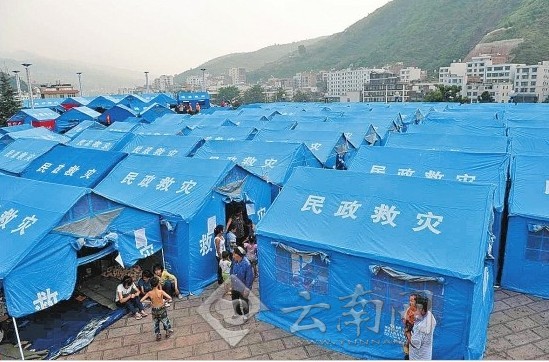 彝良縣城廣場安置點，災民住進帳篷。