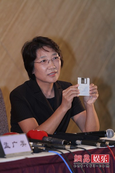 孟廣美開發(fā)布會否認(rèn)小三 一言不發(fā)淚流不止