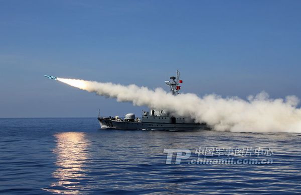 資料圖：南海艦隊某機動岸導(dǎo)團正在某合同對海攻擊演練中實射導(dǎo)彈。