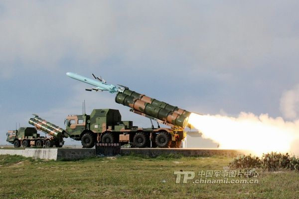 資料圖：南海艦隊某機動岸導團正在某合同對海攻擊演練中實射導彈。