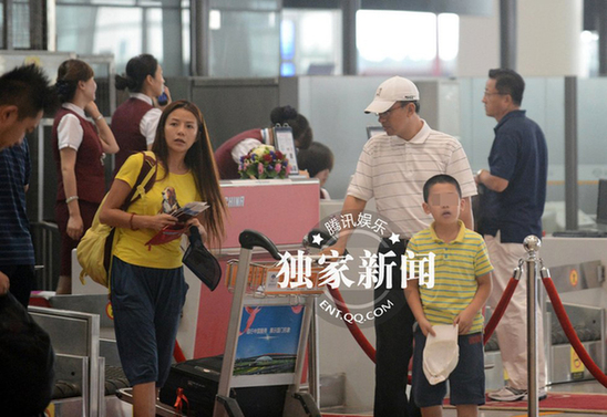 朱迅一家三口亮相兒子曝光 王志領導范十足