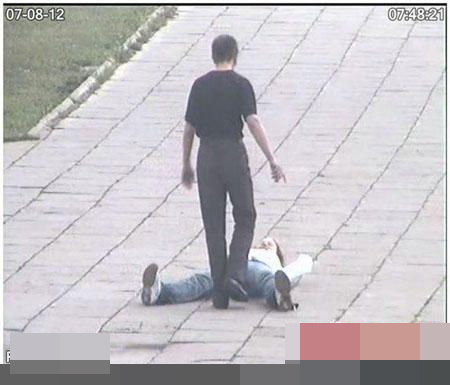 街頭犯二男女 你們長(zhǎng)點(diǎn)兒心吧