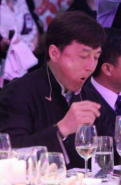 盤點(diǎn)明星最不雅吃相 趙薇咧大嘴李冰冰伸長舌