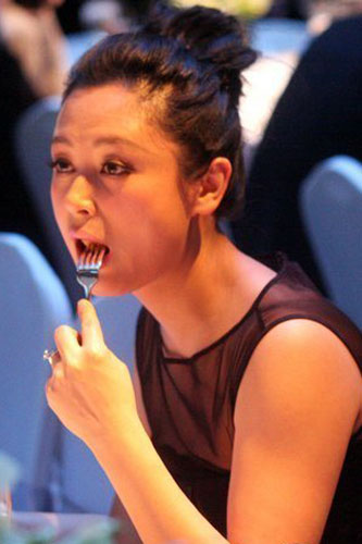 盤點(diǎn)明星最不雅吃相 趙薇咧大嘴李冰冰伸長舌