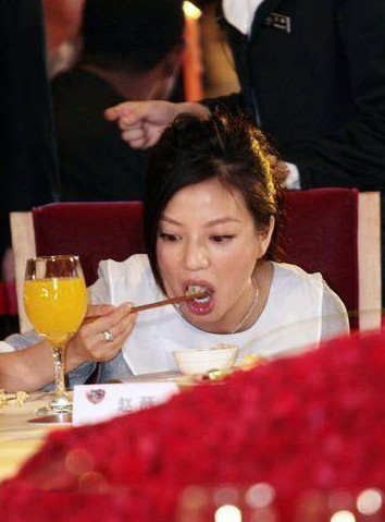 盤(pán)點(diǎn)明星最不雅吃相 趙薇咧大嘴李冰冰伸長(zhǎng)舌