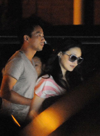 大S親吻許老三母愛(ài)泛濫 豪門求子路坎坷無(wú)邊