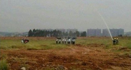 四川樂山用水槍噴水偽造領導冒雨視察工作