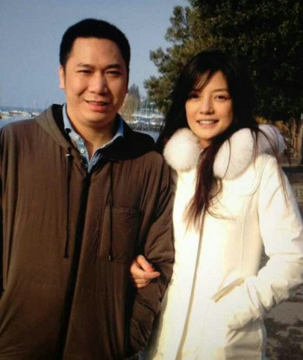 趙薇黃有龍罕見(jiàn)合影曝光 賢妻趙薇陪老公應(yīng)酬