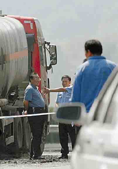 曝?zé)o德官員丑陋表演