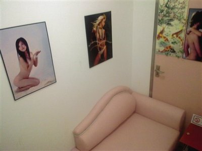 取精室內(nèi)，有一個(gè)粉色沙發(fā)，墻壁四周掛著女體畫