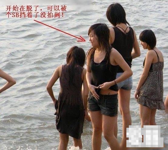 實拍一群初中女學(xué)生在長江邊換衣服