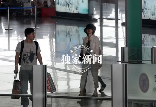 董卿穿著低調(diào)素顏獨行 面色疲憊似勞累過度