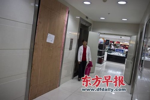 商場(chǎng)電梯門(mén)打開(kāi)沒(méi)有轎廂
