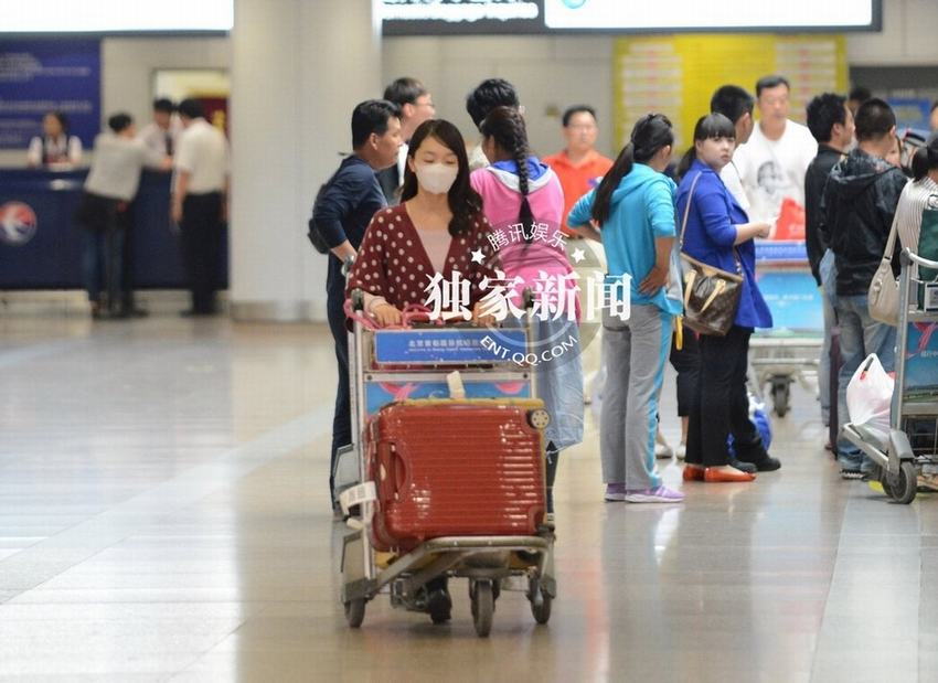 周冬雨獲神秘帥哥接機疑男友曝光 遭富二代猛追 周冬雨獲神秘帥哥接機疑男友曝光 遭富二代猛追