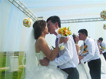 青島8對一線工人海泉灣集體大婚 公司花12萬包辦當(dāng)中秋賀禮
