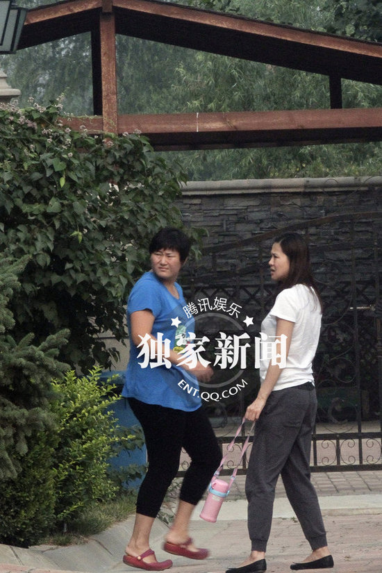 佟大為忙著赴酒宴攀關系 關悅素顏監(jiān)工裝修別墅變化大