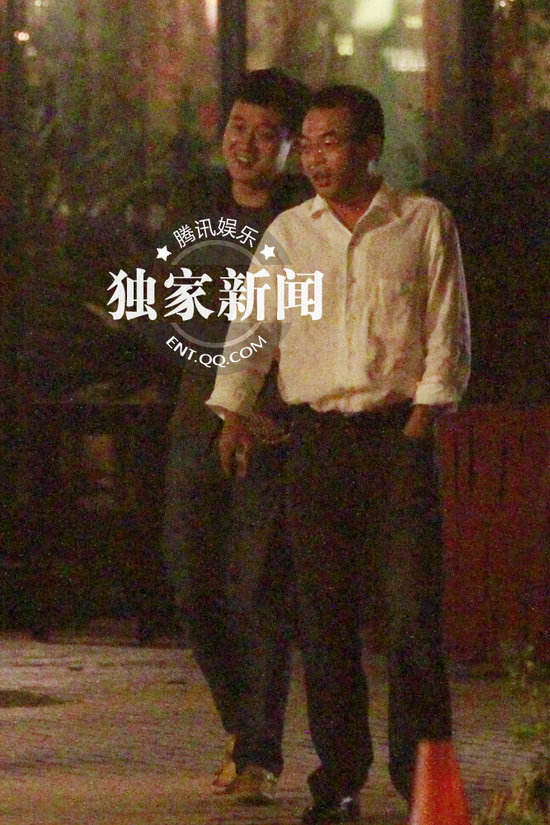 佟大為忙著赴酒宴攀關系 關悅素顏監(jiān)工裝修別墅變化大