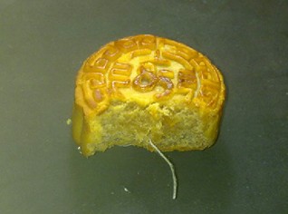 85度c月餅吃出線頭 不敢保證食品100%沒(méi)問(wèn)題
