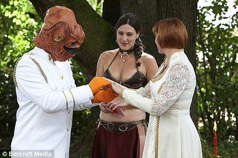 女生當(dāng)街將手伸男友褲內(nèi) 網(wǎng)友吐槽衛(wèi)生棉歪了