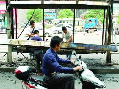 女生當街將手伸男友褲內(nèi) 網(wǎng)友吐槽衛(wèi)生棉歪了