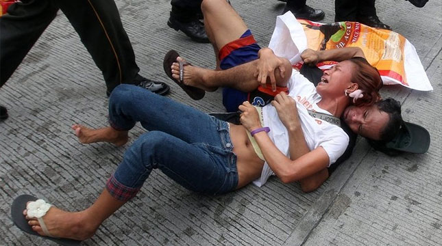 女生當(dāng)街將手伸男友褲內(nèi) 網(wǎng)友吐槽衛(wèi)生棉歪了