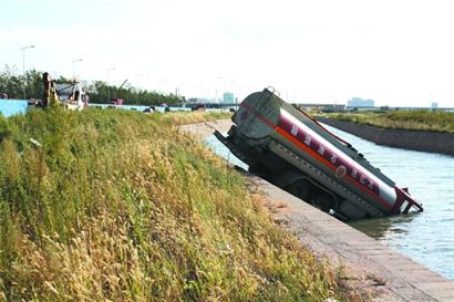 環(huán)灣大道瑞昌路出口罐車(chē)墜海