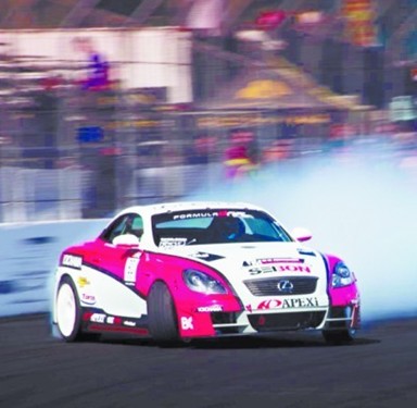 全國(guó)豪車(chē)聚青島狂玩漂移 輪胎瞬間200℃彌漫燒焦味