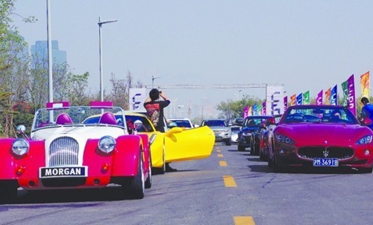全國(guó)豪車(chē)聚青島狂玩漂移 輪胎瞬間200℃彌漫燒焦味