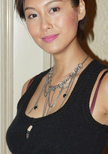 瘦小身材長對(duì)大胸 實(shí)在太詭異