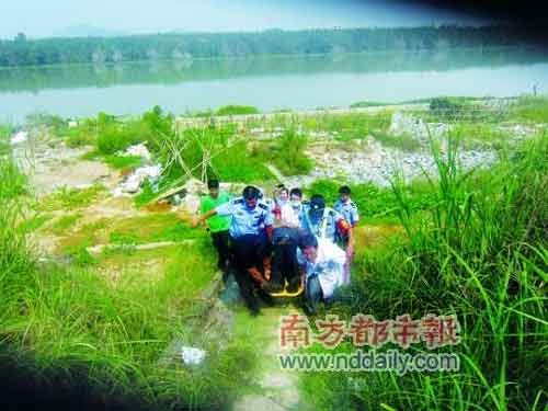 被警方打撈上岸時(shí)，張勁鋒還能說話。圖片由警方提供