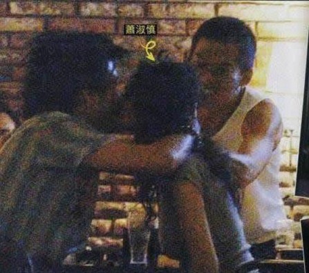 女星進(jìn)了夜店就狂放無(wú)限啊！