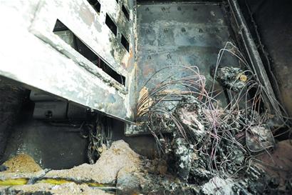 青島一居民樓電表箱突爆炸20戶(hù)居民驚魂 濃煙滿樓老人嚇癱