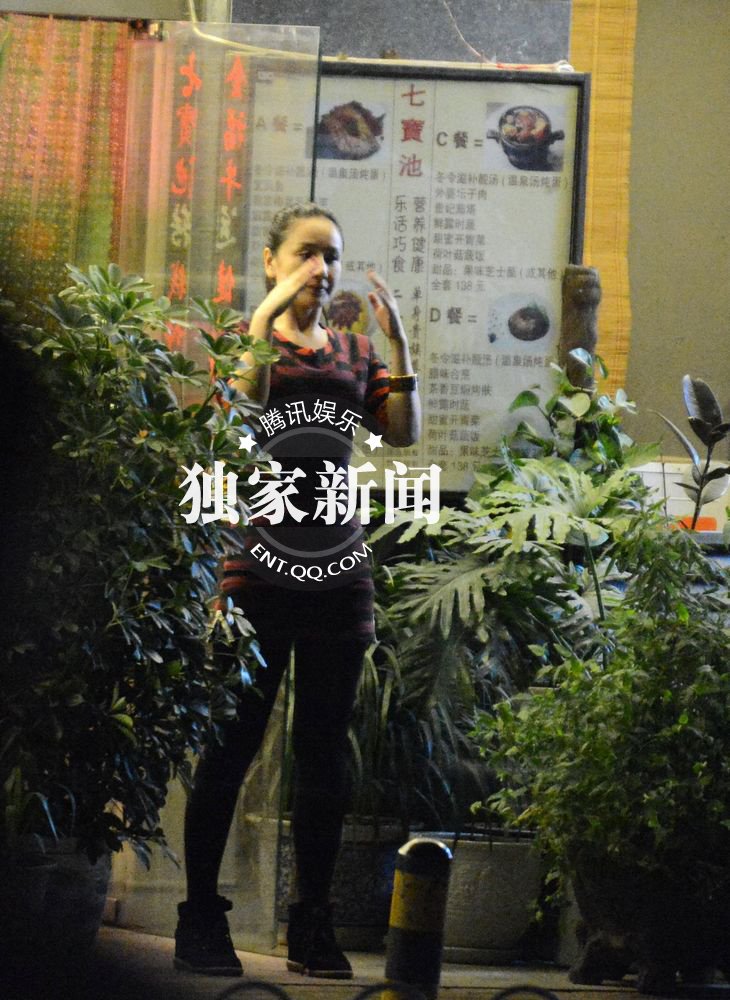 孫寧與友吃飯出門(mén)摳嘴不雅 獨(dú)自望星顯惆悵