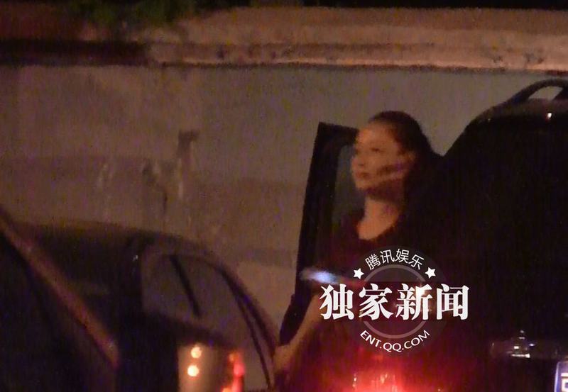 孫寧與友吃飯出門摳嘴不雅 獨自望星顯惆悵