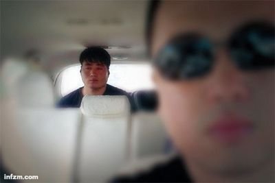 被警察從家中帶走前，蔡洋還不明白自己闖了什么禍。“網(wǎng)上對我一半支持一半反對。”他對母親說。 （