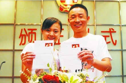 婚姻登記處,前來(lái)登記的新人扎堆。 婚姻登記處,前來(lái)登記的新人扎堆。
