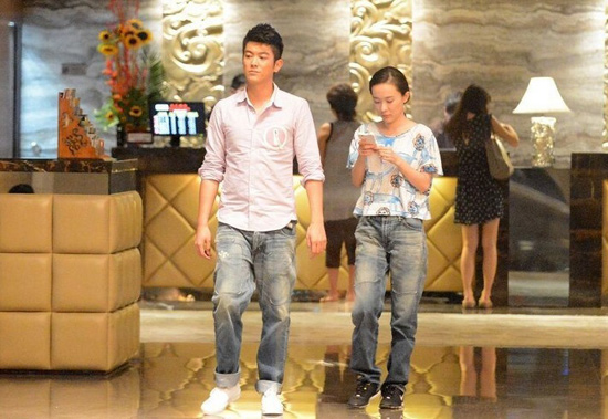 霍思燕深夜與男友開(kāi)房唱歌 當(dāng)街坐大腿秀甜蜜