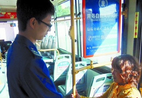 色狼公交車(chē)上摸美女 被呵斥后揚(yáng)言弄死你