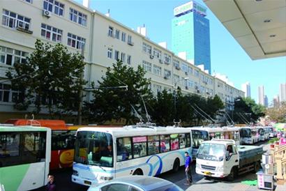十余輛電車(chē)集體趴窩堵癱十字路口 線(xiàn)路短路