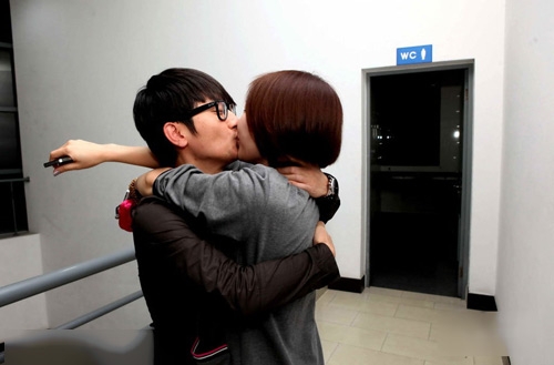 中國好聲音金志文明年結婚 與女友親熱照曝光