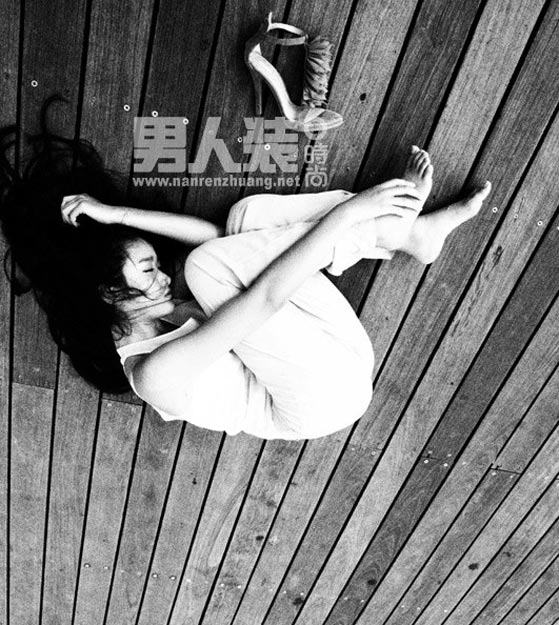 韓寒當(dāng)眾攬妻子金麗華肩頭親密無(wú)間 罕見(jiàn)溫馨