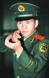10月15日，武警廣元支隊狙擊手杜峰峰講述擊斃歹徒時的場景。