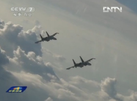 空軍新型飛機(jī)雨中飛行訓(xùn)練照曝光 隊(duì)列整齊震撼