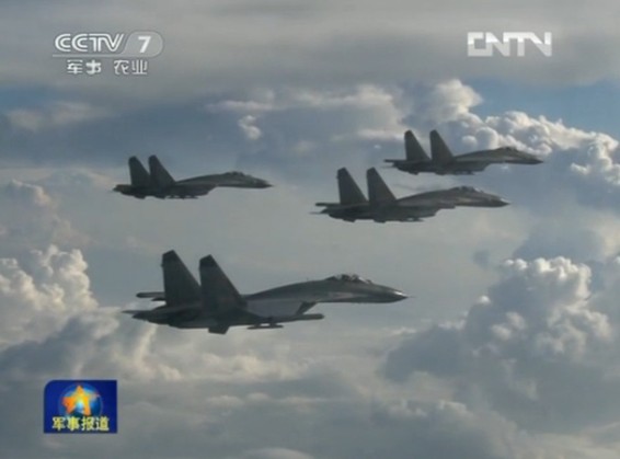 空軍新型飛機(jī)雨中飛行訓(xùn)練照曝光 隊列整齊震撼