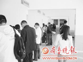 車管所內(nèi)學(xué)員體檢也要排隊(duì)?！≮w波　攝