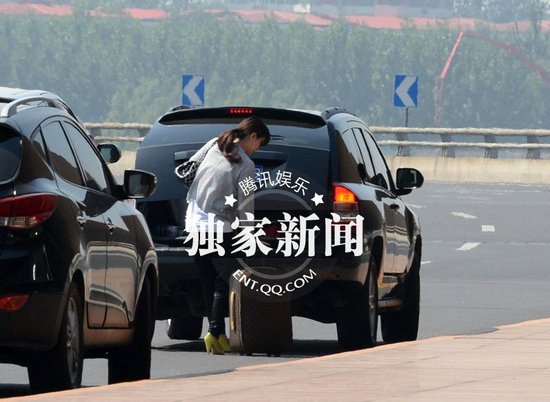 　隨著章子怡與撒貝寧戀情的曝光，小撒搭上了國際巨星，經(jīng)緯則也找到了自己的真愛。