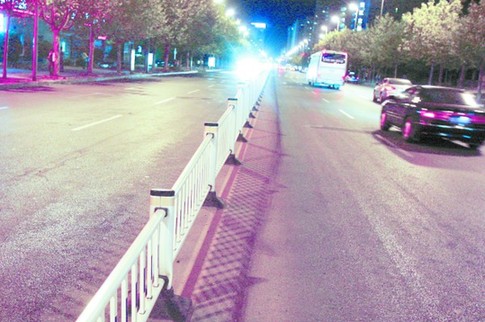 南京路中間的護欄，對阻止亂穿馬路、車輛亂掉頭起了一定作用。