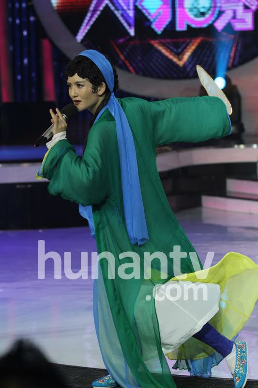 謝娜扮青蛇展現(xiàn)嚇?biāo)廊嗣膽B(tài) 鄒凱與美艷女友齊亮相