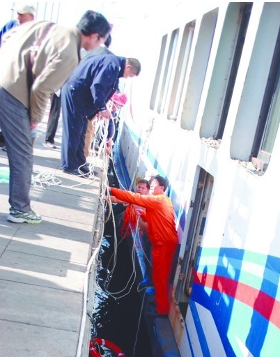 青島女子搬自行車(chē)上游船一腳踏空 人車(chē)齊墜海